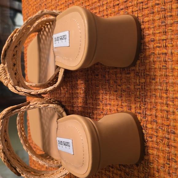 CHARLES DAVID BRAND WOMEN'S TAN SLIP-ON SUMMER SANDALS SIZE 8.5 - Picture 4 of 16